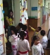老师 小孩 幼儿园 热闹