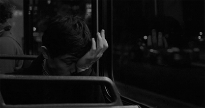 黑夜 公交车 揉眼睛 望窗外