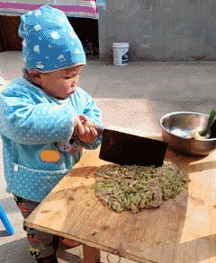 可爱 宝宝 自己动手做馅 吃饺子喽