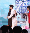 杨洋 拥抱 粉丝 开心