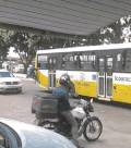 公交车 马路 蜘蛛侠 搞笑 摔倒