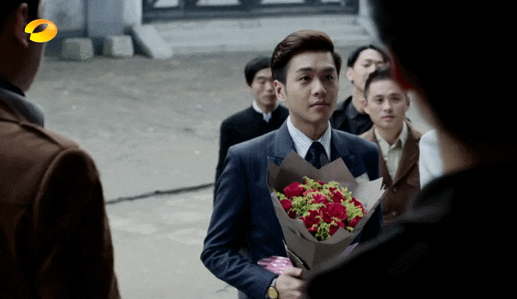 张若昀 绅士 型男范 手捧鲜花 每年这个日子 特别纪念