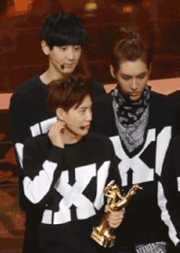 颁奖  男孩 交谈 明星