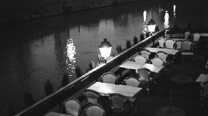 餐桌 河流 反光 路灯