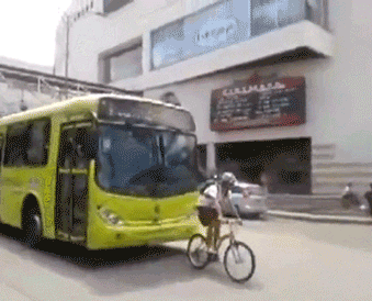 公共汽车 bus 自行车 人 捣乱