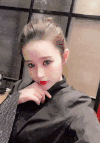美女 黑衣服 自拍 红嘴唇