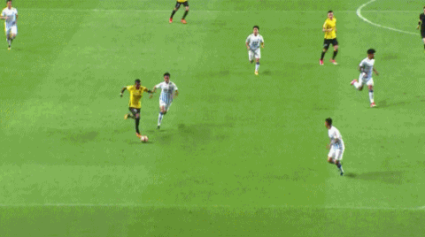 保利尼奥 独自 领球突破 起脚劲射 足球 比赛 运动员
