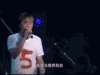 话筒 捋头发 甩头 男子
