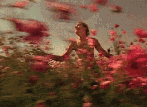 少年 奔跑 花朵 野外