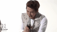 兄弟 型男 喝可乐 开心