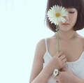 美女 花朵 手指 闭眼睛