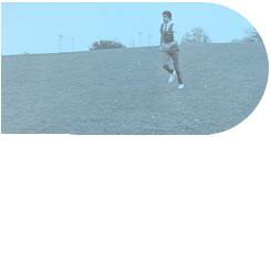 男人 奔跑 草地 马甲