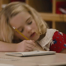 天才少女 又睡着了 作业还没做完 快点起来