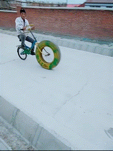 小伙 骑单车 大轮胎 遛弯