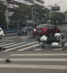 十字路口 摩托车 撞车 危险