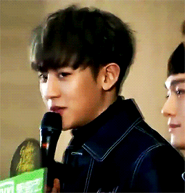 扭头 眨眼 紧张 眼神