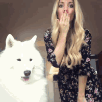美女 狗狗 飞吻 黄发