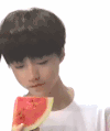 tfboys 王俊凯 午休时间 吃西瓜 迷之笑 吃货 爱豆