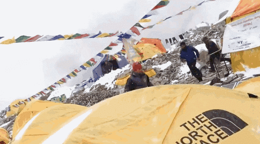 瞬间 视频 捕捉 营地 打 珠峰 基础 可怕的 雪崩