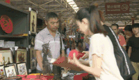 年轻女子 肤白貌美 点头 买东西
