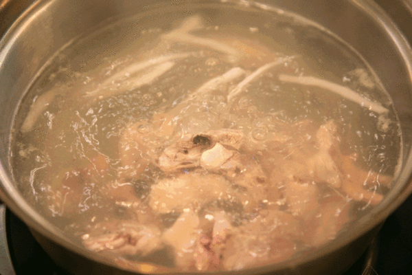 锅  沸腾 营养汤 热气