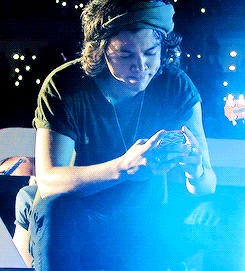 男孩 坐着 玩手机 灯光