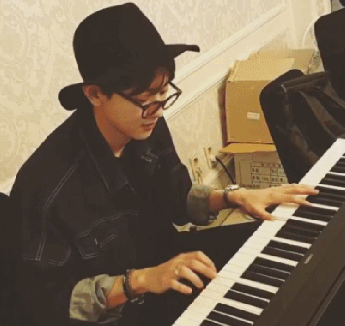 exo 开心 深情 弹钢琴
