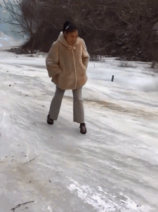 老婆婆 滑冰 摔倒 没站住 搞笑