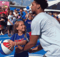 奥卡福 篮球运动员 参加活动 小女孩 投球