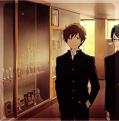 男人 西装 眼镜 走路