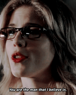 女人 红唇 戴眼镜 歪头