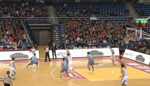 篮球 裁判 观众 奔跑