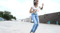 女人 牛皮癣 马路 跳舞