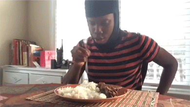 黑人 用抢当筷子 吃饭 牛人
