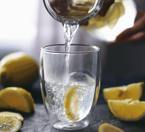 柠檬 杯子 倒水 柠檬水