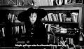 女人 书柜 黑色 帽子