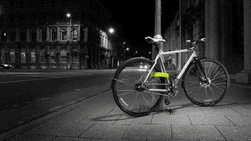 自行车 停靠 黑夜 车流