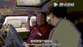 短发 蓝天 白云 汽车