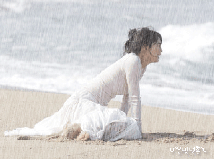 海边 沙滩 女孩 下雨