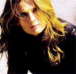 美女 金发 伤心