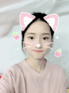 女生 粉衣服 草莓 张嘴