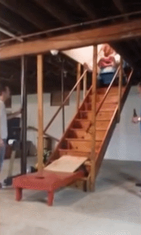 楼梯 摔倒 工人