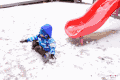 下雪 寒冷 孩子 滑滑梯 玩耍