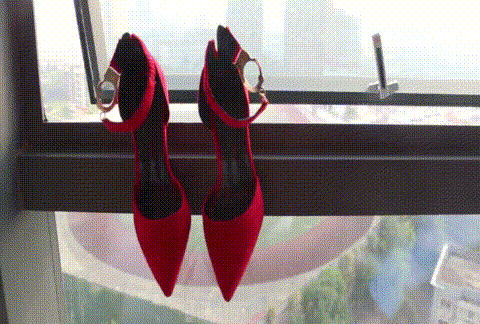 红鞋子 高跟鞋 窗边