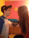 搞笑 美女 亲..亲.. gif 笑话