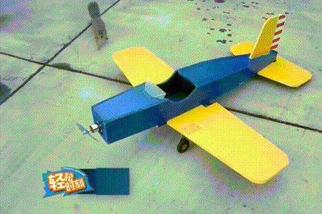 小松鼠 玩具飞机  开飞机 可爱