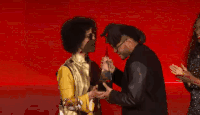 阿贝尔·特斯法伊 The+Weeknd 获奖 领奖