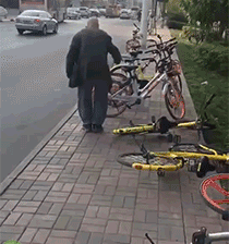 自行车 大爷 推倒 太坏了