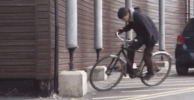自行车 安全气囊 保护头部 设计 撞墙 木板 瞬间冒出