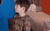 小男孩 晃头 笼子 坐着